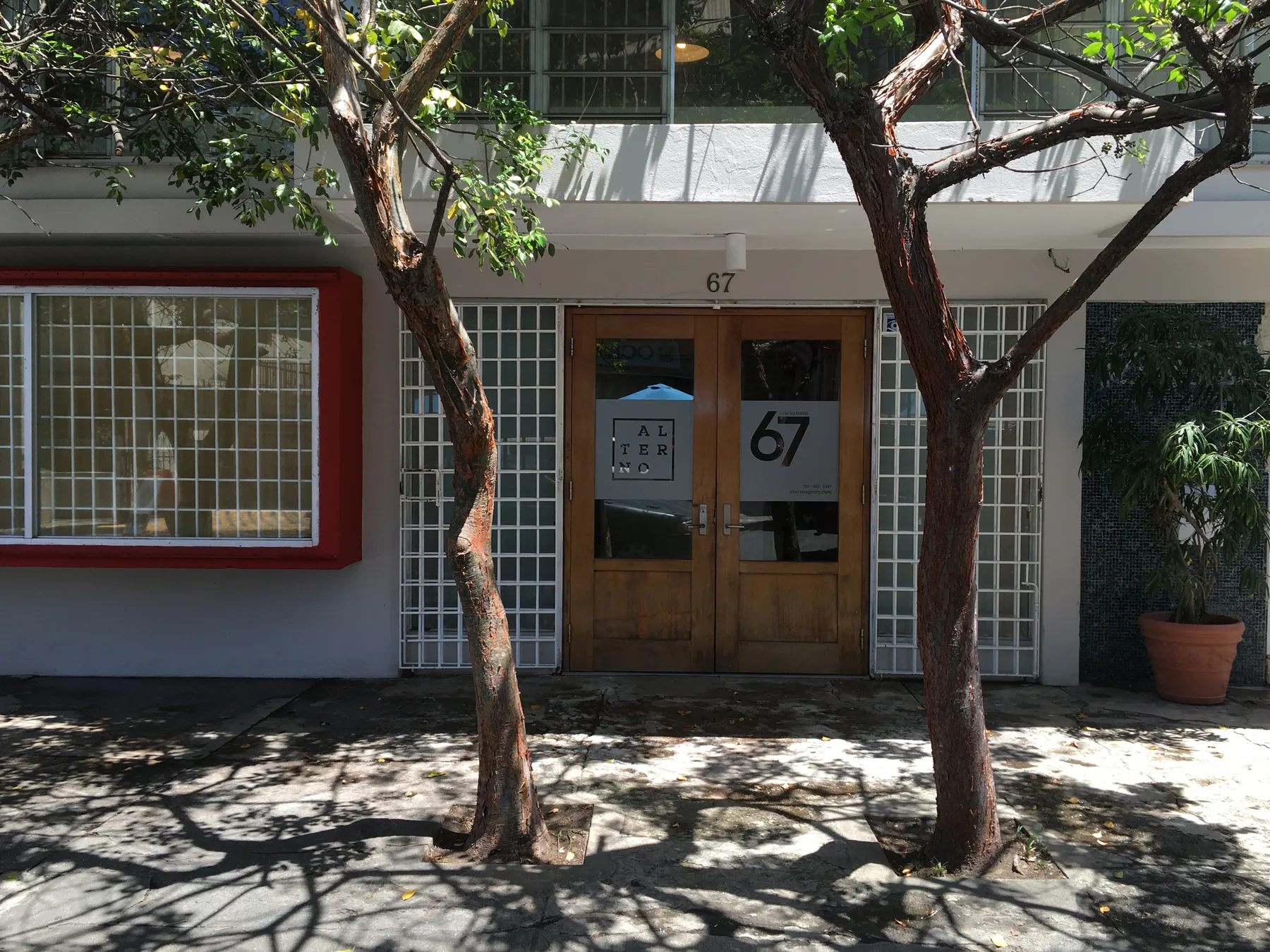 Exterior de la oficina de Alterno en la Calle Loíza